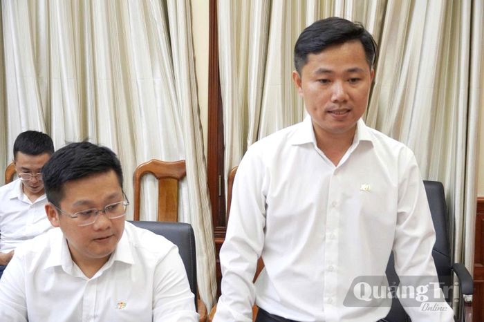 Đại diện Công ty TNHH Giáo dục FPT báo cáo kế hoạch triển khai dự án - Ảnh: H.L