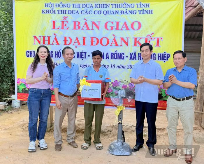 Khối Thi đua các cơ quan Đảng tỉnh Quảng Trị trao tặng quà cho người dân - Ảnh: Hoàng Hùng