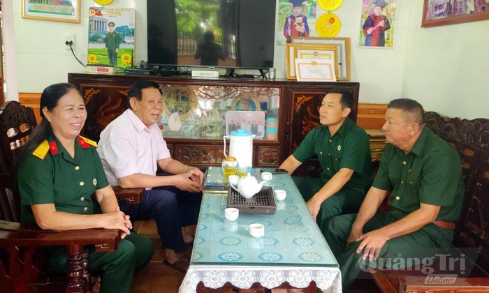 Bà Phan Thị Hiền cùng các thành viên trong HTX nuôi hươu sao huyện Quảng Ninh - Ảnh: T.L