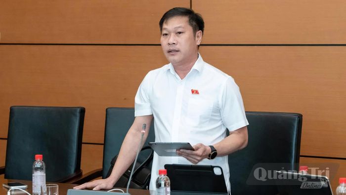 Đồng chí Nguyễn Khánh Vũ, Bí thư Đảng ủy, Chủ tịch HĐND phường Quảng Trị thảo luận tại tổ - Ảnh: CTV