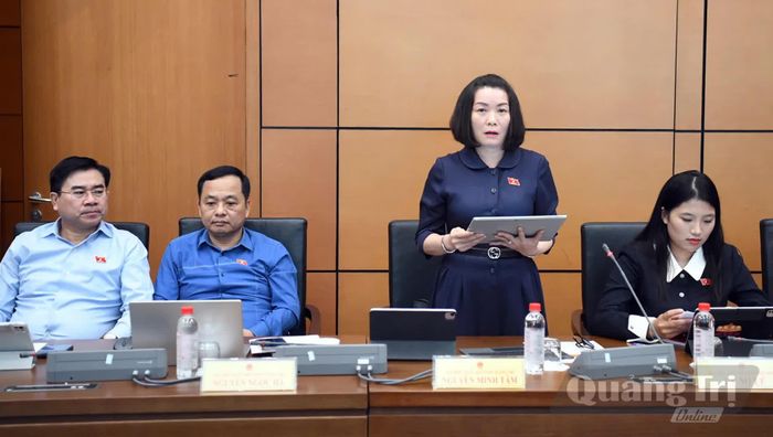 Đồng chí Nguyễn Minh Tâm, Phó trưởng đoàn chuyên trách Đoàn ĐBQH tỉnh thảo luận về các dự án luật - Ảnh: CTV
