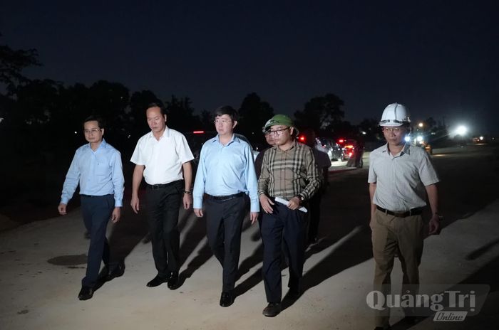 Đồng chí Bùi Hoàng Phương, Chủ tịch UBND tỉnh kiểm tra công trình cầu Nhật Lệ 3 và đường 2 đầu cầu tại phường Đồng Hới - Ảnh: T.Đ