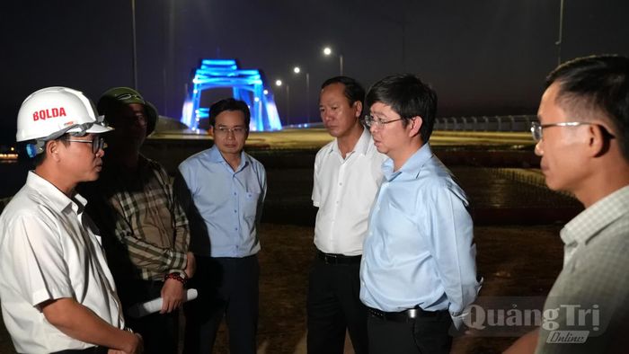 Đồng chí Bùi Hoàng Phương, Chủ tịch UBND tỉnh yêu cầu nhà thầu tăng cường thêm nhân lực, máy móc để thi công công trình - Ảnh: T.Đ