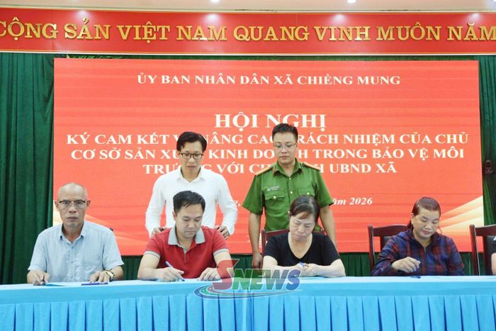 Các hộ sơ chế cà phê trên địa bàn xã Chiềng Mung ký cam kết bảo vệ môi trường với Chủ tịch UBND xã.Ảnh: PV