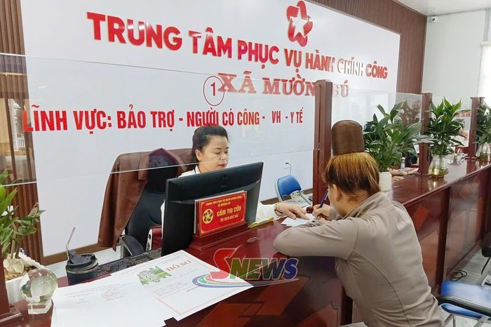 Người dân giải quyết thủ tục hành chính tại Trung tâm Phục vụ hành chính công xã Mường Bú.