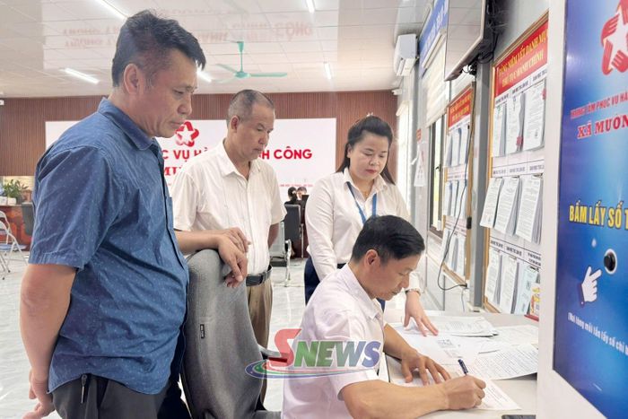 Công chức Trung tâm Phục vụ hành chính công xã Mường Bú hướng dẫn người dân các thủ tục hành chính.