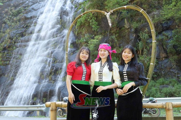 Thiếu nữ chụp ảnh lưu niệm tại thác Tạng Khẻ, bản Nà Lếch.
