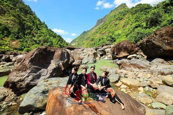 Suối tự nhiên tại xã Chiềng Lao.