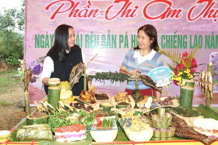 Du khách thưởng thức ẩm thực địa phương tại Ngày hội hái rêu xã Chiềng Lao.