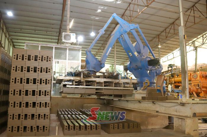 Công ty cổ phần Gạch Tuynel Xum Côn sử dụng ro bốt trong dây chuyền sản xuất.