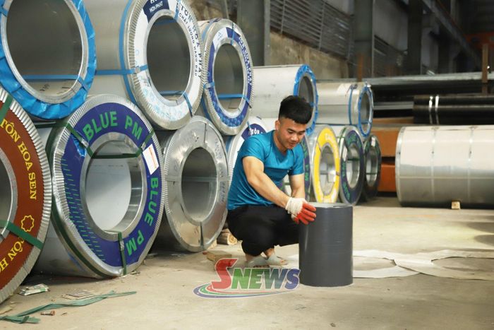 Cơ sở phân phối thép và tôn các loại của Công ty TNHH Sản xuất, Thương mại và Dịch vụ thép 998, phường Chiềng Sinh.