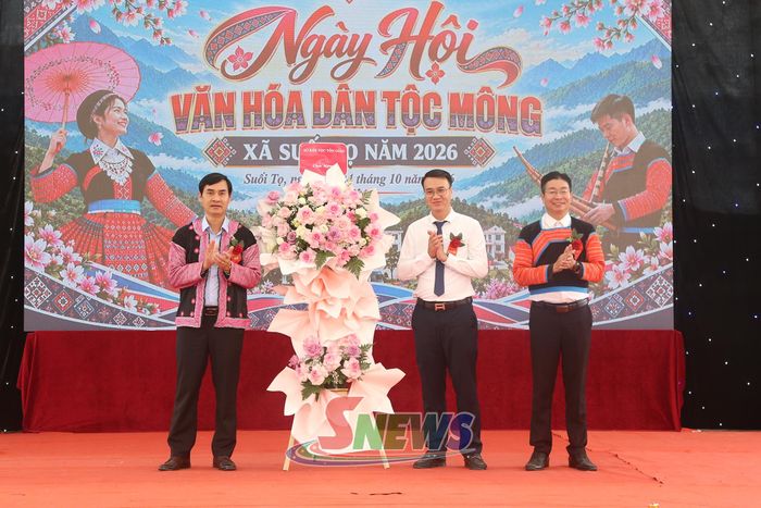 Lãnh đạo Sở Dân tộc, Tôn giáo tặng hoa chúc mừng ngày hội.