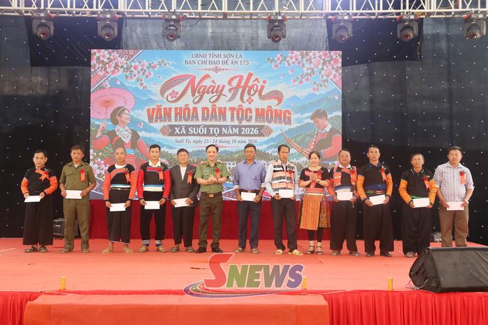 Ban tổ chức trao quà cho 11 người có uy tín trên địa bàn xã Suối Tọ.