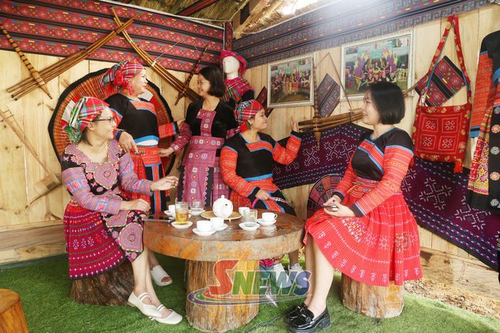Du khách tham quan không gian văn hoá xã Suối Tọ