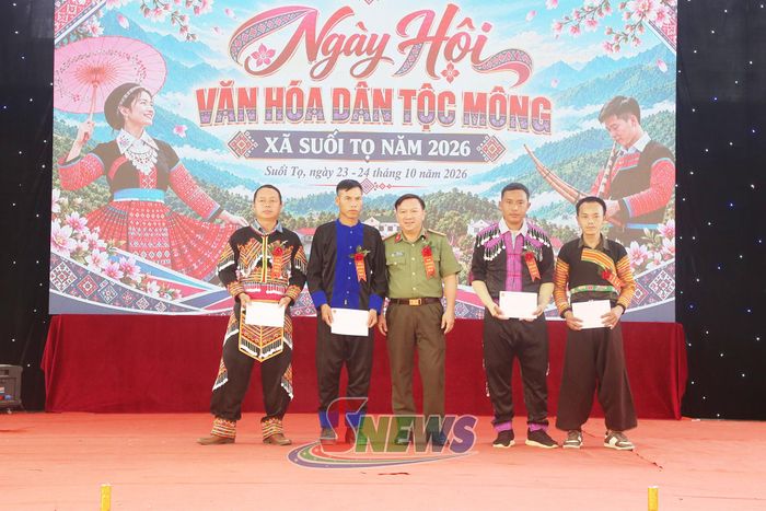 Ban tổ chức trao quà cho các cá nhân tích cực trong mô hình tái hoà nhập cộng đồng