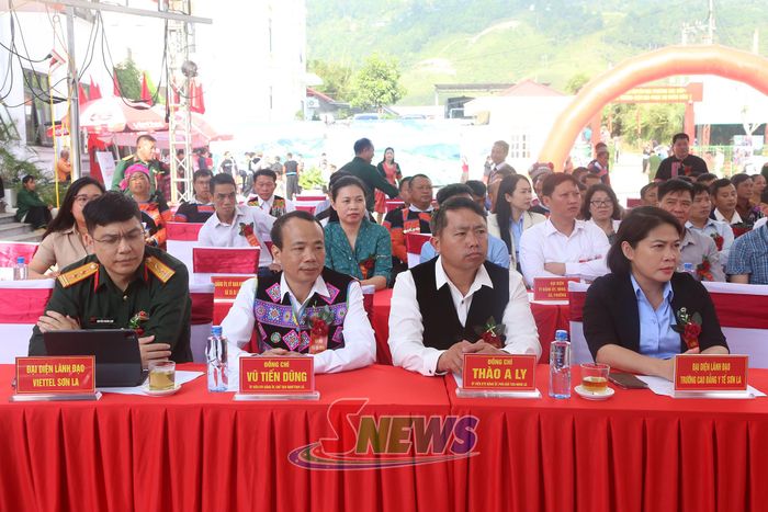 Lãnh đạo Đảng uỷ, UBND xã Suối Tọ dự khai mạc.