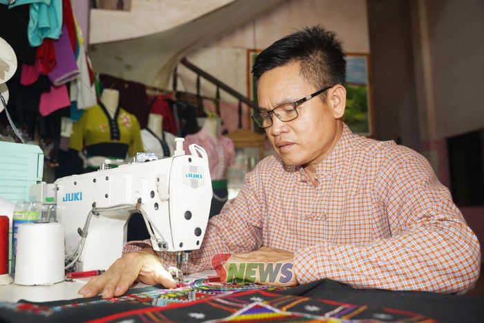 Ông Đinh Minh Suất may trang phục truyền thống dân tộc Mường.