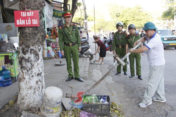 Lực lượng chức năng phường Chiềng Sinh tháo dỡ các công trình vi phạm hành lang ATGT tại tuyến đường Lê Trọng Tấn, tổ 2, Chiềng Sinh.