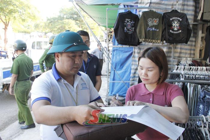 Hộ tiểu thương ký cam kết không lấn chiếm lòng đường, vỉa hè.