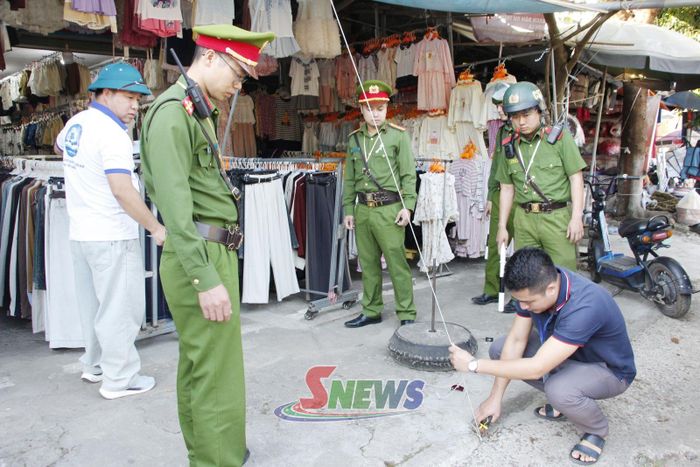 Lực lượng chức năng phường Chiềng Sinh tháo dỡ công trình vi phạm hành lang an toàn giao thông.