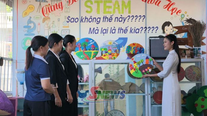 Giáo viên giới thiệu về đồ dùng trực quan trong chương trình STEAM
