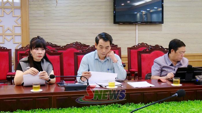 Các đại biểu dự cuộc họp.