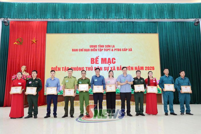 UBND xã Bắc Yên trao giấy khen cho các tập thể, cá nhân.