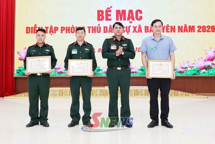Bộ CHQS tỉnh trao giấy khen cho các tập thể, cá nhân.