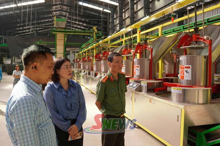 Đoàn kiểm tra tại phân xưởng Công ty Vinatea Mộc Châu.