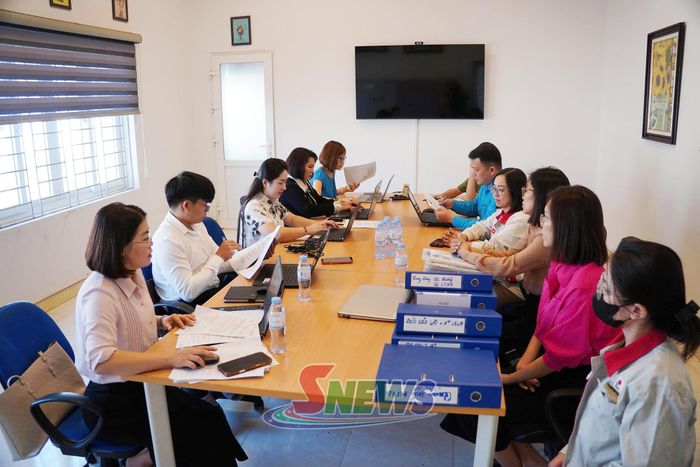 Đoàn kiểm tra của Sở Nội vụ làm việc tại Công ty TNHH Giống cây trồng Takii Việt Nam.