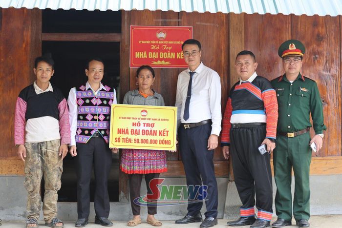 Lãnh đạo xã Suối Tọ trao biểu trưng hỗ trợ nhà Đại đoàn kết cho hộ ông Vàng A Giảng, bản Trò