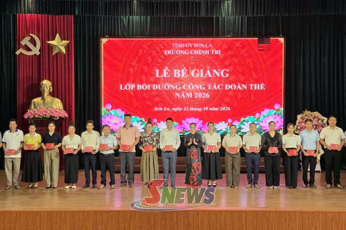 Đại diện Ban Giám hiệu Trường Chính trị tỉnh trao chứng nhận cho các học viên.