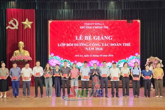 Đại diện Ban Giám hiệu Trường Chính trị tỉnh trao chứng nhận cho các học viên.
