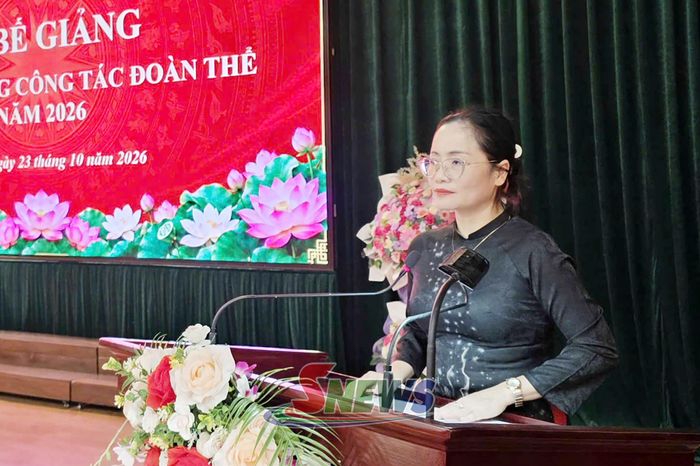 Đại diện Ban giám hiệu Trường Chính trị tỉnh phát biểu tại Lễ bễ giảng.