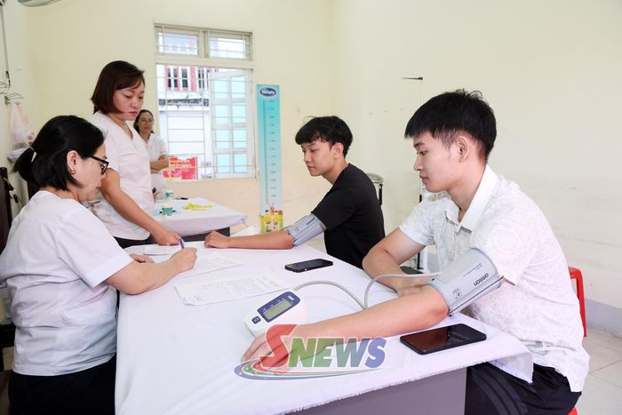 Khám sơ tuyển sức khỏe nghĩa vụ quân sự cho công dân phường Tô Hiệu.