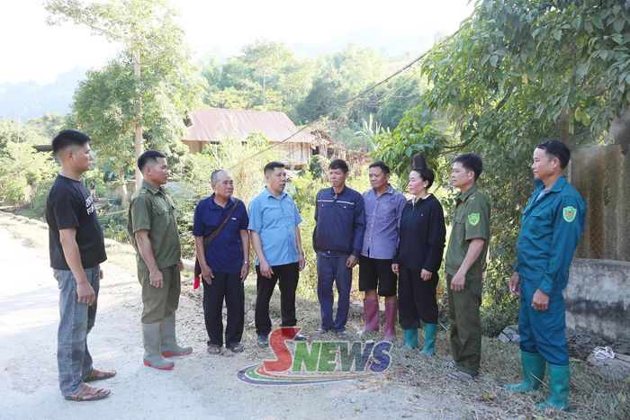 Lãnh đạo xã Mường Khiêng tuyên truyền nhân dân bảo đảm vệ sinh môi trường.
