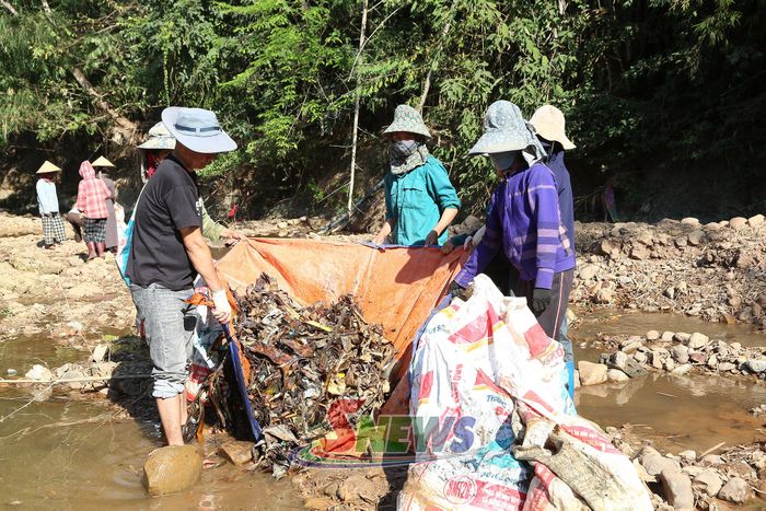 Nhân dân bản Nà Ten, xã Mường Khiêng thu gom rác thải sinh hoạt, vệ sinh lòng suối.