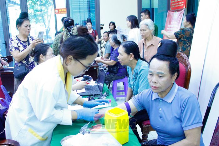 Thực hiện lấy mẫu ADN thân nhân liệt sĩ theo quy trình.