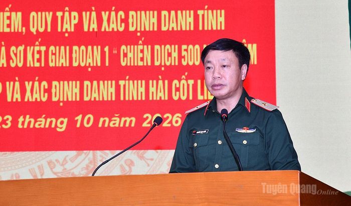 Thiếu tướng Nguyễn Ngọc Ngân, Phó Chủ nhiệm Chính trị Quân khu, Phó Trưởng ban Chỉ đạo về tìm kiếm, quy tập và xác định danh tính hài cốt liệt sĩ Quân khu 2 phát biểu chỉ đạo tại hội nghị.