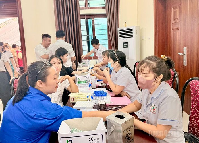 Đông đảo cán bộ, đoàn viên, người dân đến Hội trường Nhà văn hóa xã Yên Sơn khám sáng lọc để hiến máu.