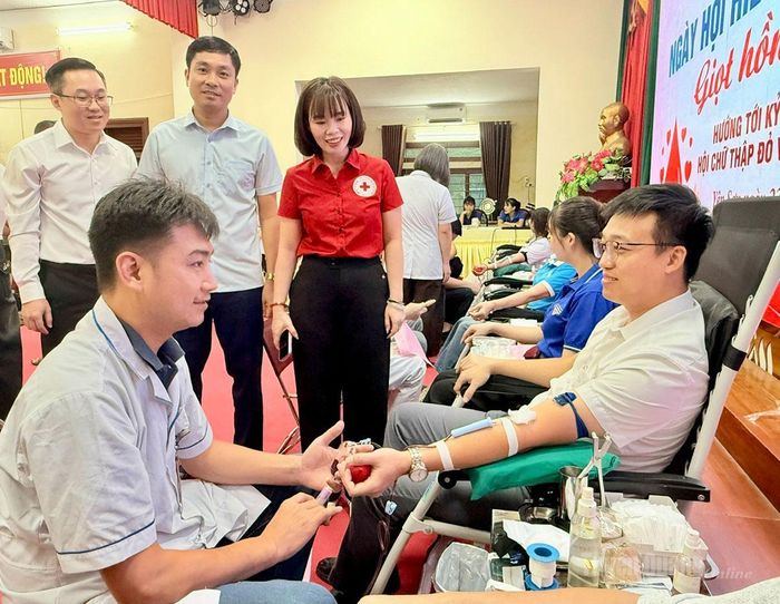 Lãnh đạo Hội Chữ thập đỏ tỉnh và UBND xã Yên Sơn động viên mọi người tham gia hiến máu tại Ngày Hội.