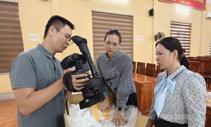 Kỹ thuật viên của Báo và phát thanh, truyền hình Tuyên Quang hướng dẫn cán bộ xã sử dụng camera.