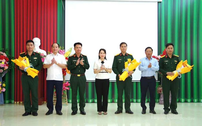 Thiếu tướng Nguyễn Đình Cương chúc mừng các cán bộ được điều động về Ban CHQS phường Bình Thuận.