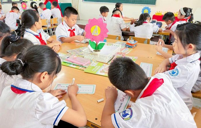 Học sinh Trường Tiểu học và THCS 915 Gia Sàng luôn vui vẻ, hạnh phúc trong vòng tay yêu thương của thầy cô, bè bạn.