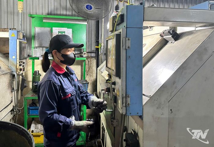 Công nhân Công ty CP Sản xuất và Thương mại dịch vụ Phương Anh sản xuất linh kiện phụ trợ phục vụ chuỗi cung ứng công nghiệp.
