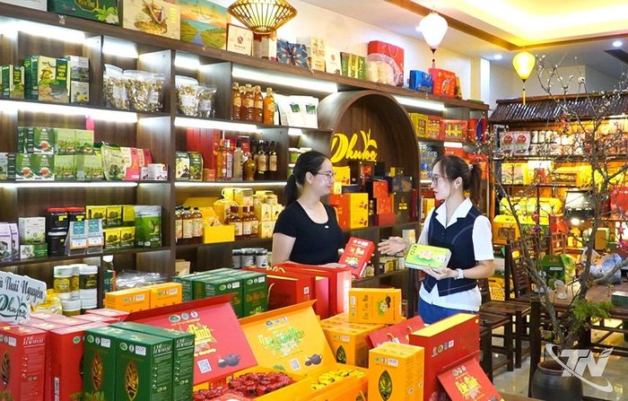 Hợp tác xã Phú Lộc Thái Nguyên cung ứng hàng trăm mặt hàng nông sản Thái Nguyên qua kênh truyền thống và online. Ảnh: Ngô Huy