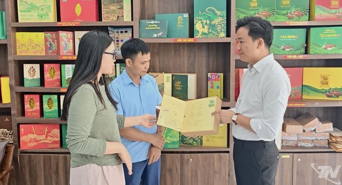 Anh Phạm Văn Nhật (áo xanh) dành nhiều thời gian cùng đơn vị sản xuất bao bì hoàn thiện từng chi tiết của mẫu sản phẩm.