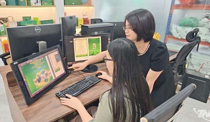 Chị Vi Thị Hà Trang cùng cộng sự Hợp tác xã in và sản xuất bao bì Thiên Hà hoàn thiện mẫu thiết kế giấy mời Festival Trà.