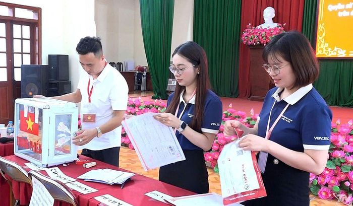 Ban Tổ chức mở hòm phiếu, kiểm tra và bóc phiếu trả giá của người tham gia đấu giá.