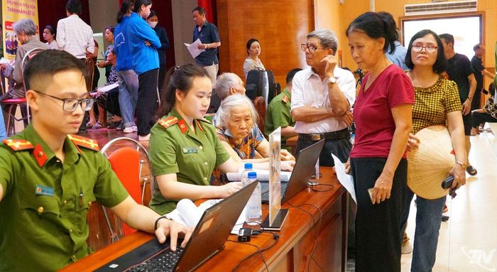 Lực lượng Công an thu thập thông tin thân nhân liệt sĩ.